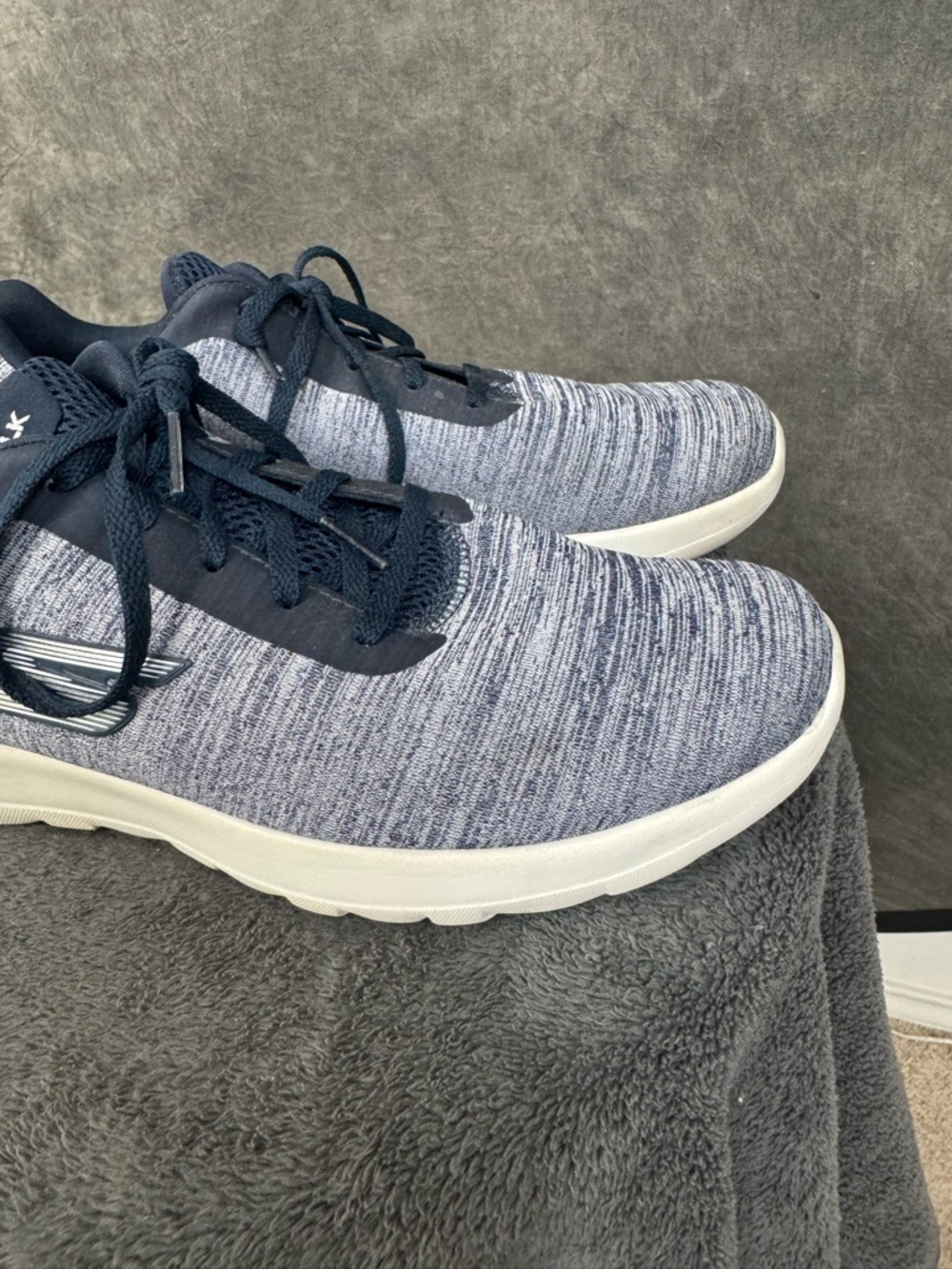 Skechers GOwalk Sneakers | Gray Knit Comfort Shoes | Men’s 11 / Women’s 13 - Picture 5 of 10